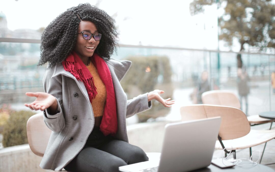 lady looking at seo keywords on laptop