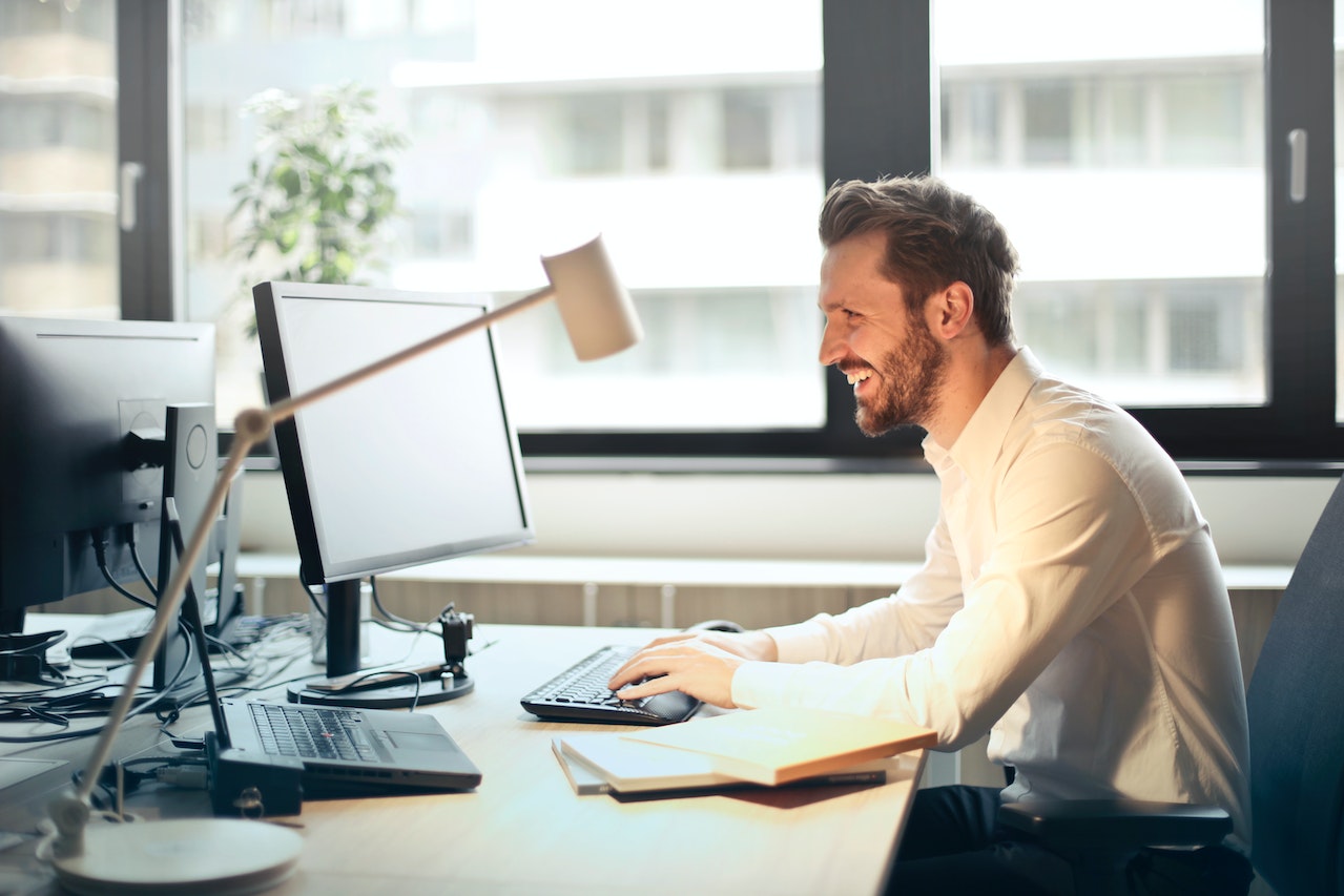 jeff lee, seo copywriter at desk